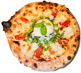 pizza garnie de roquette, jzmbon de parme, tomates confites, burrata, basilic frais, copeaux de parmesan -cuite au feu de bois - Pizzeria Amarena à Seraing