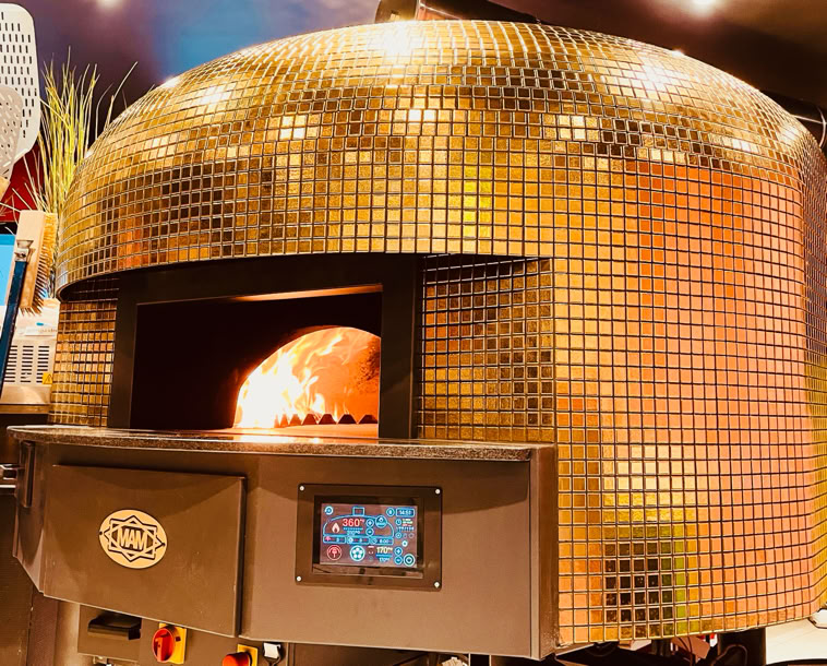 Four à bois en mosaîque or de la Pizzeria Amarena à Seraing