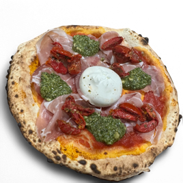 pizza garnie de burrata, jambon de parme, pesto de basilic et tomates confites - cuite au feu de bois -Pizzeria Amarena à Seraing