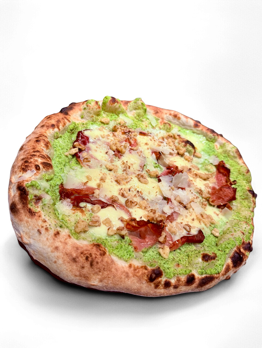 pizza garnie de crème de courgettes, mozzarella, speck, parmesan et noix - cuite au feu de bois - Pizzeria Amarena à Seraing